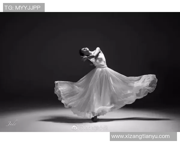 足球星球场舞动的神秘舞者是谁揭开背后的惊人秘密